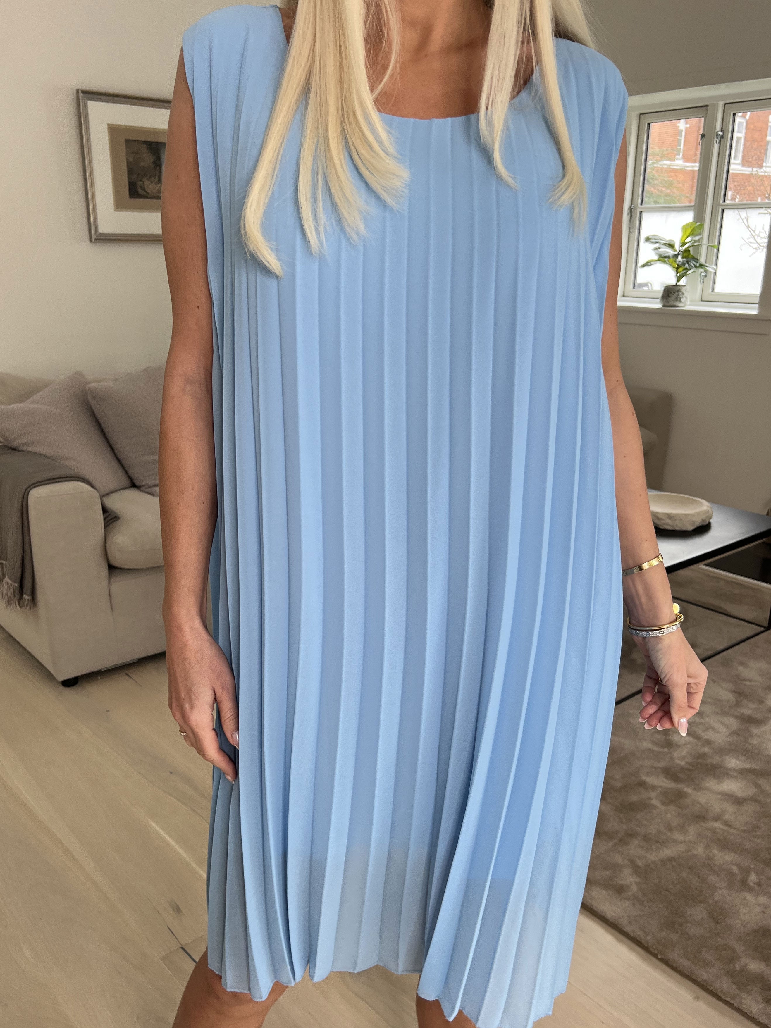 Saline - Söt ärmlös klänning i plisserad chiffong